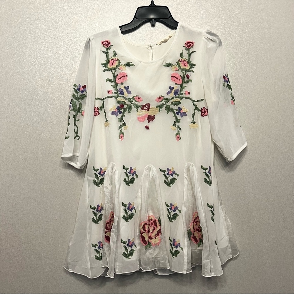 Wallflower White Embroidered Floral Whimsical Blouse Women’s Medium
